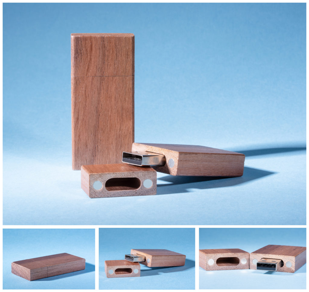 Un collage de quatre images met en valeur une clé USB en bois avec un connecteur coulissant, sur fond bleu. Les photos révèlent son design minimaliste, sa texture en grain de bois et son emballage élégant sous différents angles.